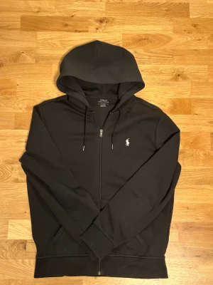 Ralph Lauren zip - Säljer min Ralph Lauren zip då den inte längre används. Har används i 2 månader  Bra skick (8/10) Hör av er vid frågor!