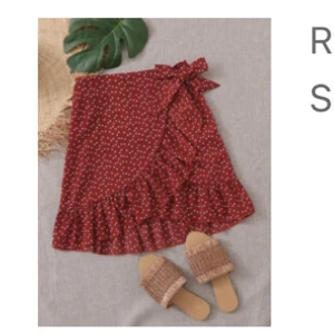 Röd kjol med prickar - Använd en gång.