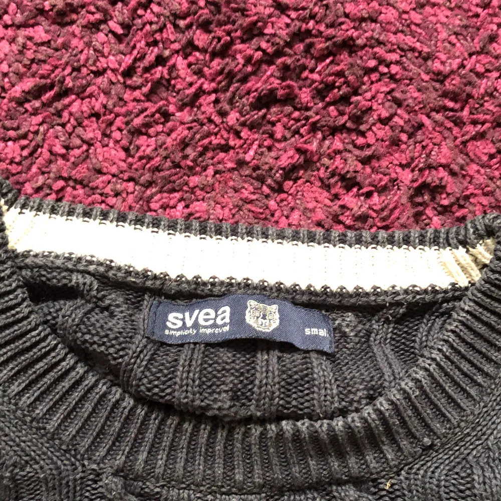 Rinbstickad marinblå tröja från Svea 🩷 supersöt, skön och långärmad 💙 säljer pga för liten då den krympt i tvätten ❤️står strl S men skulle säga XS eftersom den krympt 💙FRI FRAKT  pris diskuterbart 🩷. Stickat.