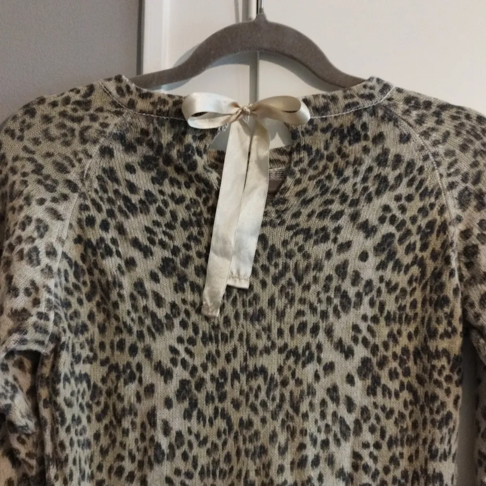 Trekvartsärmad, stickad, Leopardmönstrad klänning. I bra skick. Används några gånger. Ganska varm och passar bra till hösten🍁🍂🍄. Klänningar.