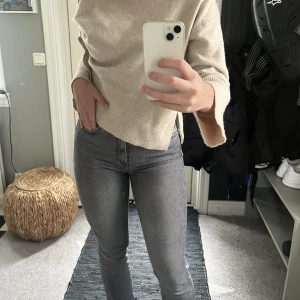 Gråa Zara jeans med slits - Det är strl 36 men de är stretchiga och kan passa en 38 också 💕 