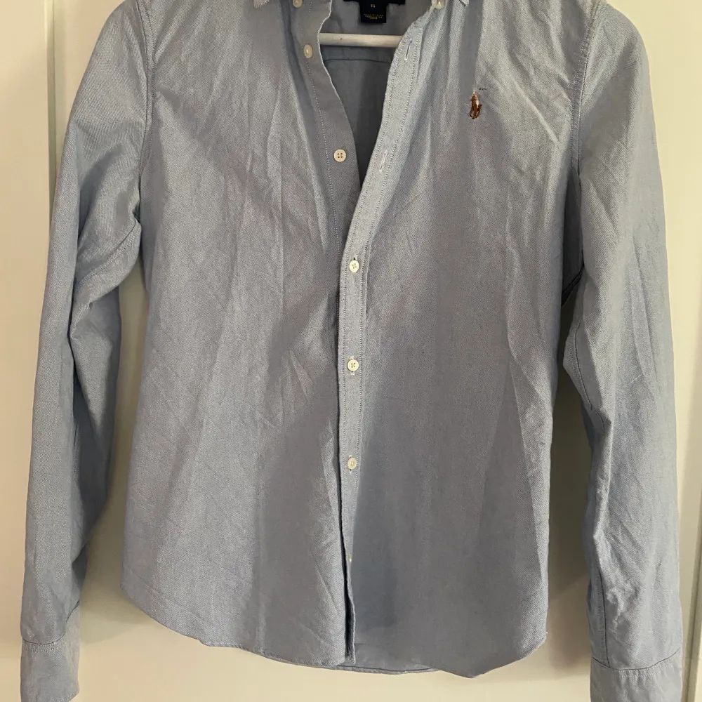 Ljusblå skjorta i bomull utan anmärkning, nyskick. Som strl XS-S (står 16 på lappen). Skjortor.