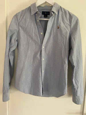 Ralph Laurentskjorta - Ljusblå skjorta i bomull utan anmärkning, nyskick. Som strl XS-S (står 16 på lappen)