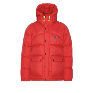 Fjällräven Expedition Jacket Röd! - Säljer min väldigt fina röda fjällräven jacka då den inte kommer så mycket till användning längre! Jackan är i mycket bra skick då den har några år på nacken, inga hål osv. Förutom en extremt liten lagning i ryggen. Kom privat för fler bilder!❤️