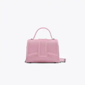 Säljer denna söta lilla väska från Zara 💗 Den är ljusrosa med grå/svart kedja. Köpt för 299kr! finns inte längre kvar att köpa från Zara 💗