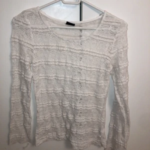 Lacy tröja - Lacy vit tröja 