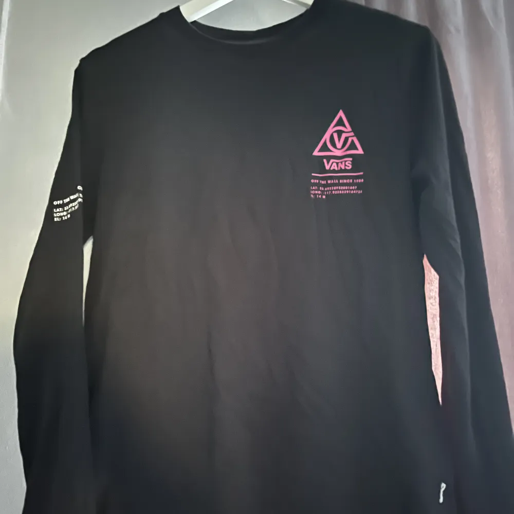 Säljer denna svarta vans tröja med rosa tryck . T-shirts.