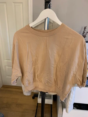 2 för 1 - En gul och en beige kortärmad top från lager 157. Du får båda för priset. Kontakta mig för fler bilder eller funderingar. Läs bion. 