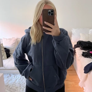 Munktröja  - Munkis från Lager 157 i fin blå färg. Storlek Xl för oversized fit. 