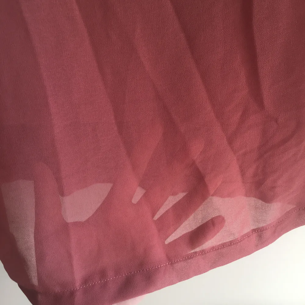 Jättefin t-shirt med mesh ifram☺️ har ett innertyg så det syns inte igenom💕Den är typ rak ner för sidorna, har snarare hål vid axlarna än ärmar.. T-shirts.