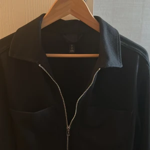 Svart Skjortjacka  - En snygg svart Skjortjacka från H&M, storlek M!