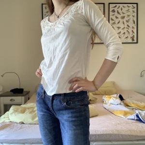 Vit topp med spets - jättesöt vit topp med spetsdetaljer och trekvartslånga ärmar💟knappt använd💋