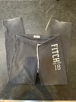 Lågmidjade mjukisbyxor abercrombie 😮‍💨 - De drömmigaste byxorna ever. Lågmidjade och i storlek m. Passar mig perfekt som annars har s. Så fina 👌🏽 försten till kvarn. Klicka gärna på köp nu ❤️