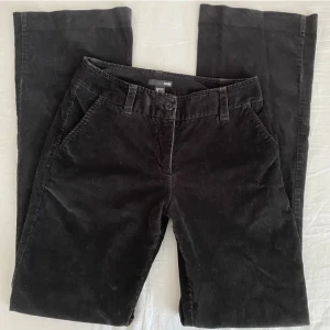 Manchester byxor!💕 - Säljer dessa midrise/låga Manchesterbyxor. Den knapp innanför byxan har åkt av men kan sys fast💕perfekta till hösten 🍂 