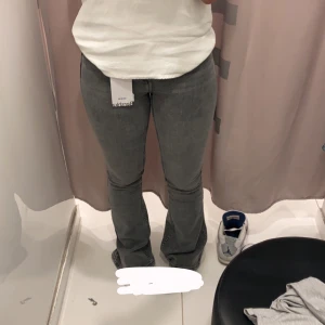 Gråa utsvängda jeans - Jag säljer mina versala utsvängda jeans i storlek 34 eftersom de inte kommer till användning. De är knappt använda, har använt de cirka 2 gånger. Skriv privat om ni skulle vilja ha mer bilder