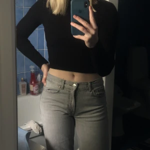 Svart tröja  - Svart tröja köpt från bikbok. Skönt och stretchigt material. För mig som vanligtvis har S passar även denna tröja i XS jättebra🖤