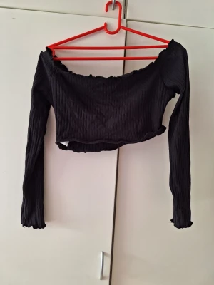 Topp  - Köpte som ett sett sen toppen va inget för mig, oanvänd 