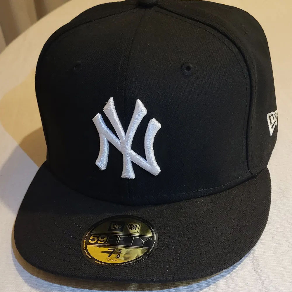 Nytt New Era - New York Yankees - Svart 59Fifty Fitted keps - Storlek: 7 5/8 (60,6 cm) pga fel storlek . Övrigt.