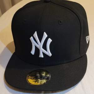 Nytt New Era - New York Yankees - Svart 59Fifty Fitted keps - Storlek: 7 5/8 (60,6 cm) pga fel storlek 