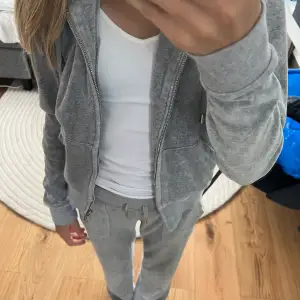 Jag säljer min nästan helt oanvända juicy couture tröja! Pga den kommer inte till användning för mig❣️❣️❣️ men den är i helt nytt skick! Och den är köpt för 1200 på nk. 