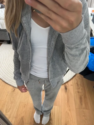 Juicy couture tröja! - Jag säljer min nästan helt oanvända juicy couture tröja! Pga den kommer inte till användning för mig❣️❣️❣️ men den är i helt nytt skick! Och den är köpt för 1200 på nk. 
