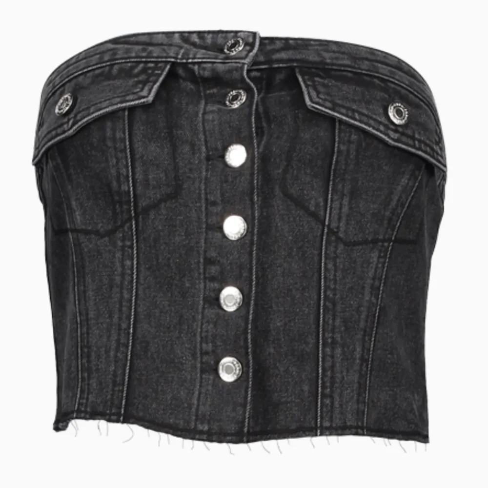 Mörkgrå/svart jeans topp från new yorker. Använd en gång. Storlek L men skulle säga att den sitter mer som en M🩷. Toppar.