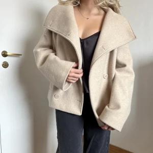 Slutsåld kappa - Så snygg kappa från NA-KD som inte kommer till användning! Supermysig och perfekt nu till hösten!❤️Skriv gärna privat om du har några frågor❤️❤️