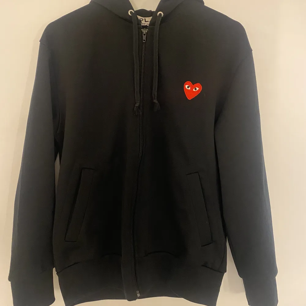 Säljer min cdg zip hoodie i stl M unisex, så den passar för både tjejer och killar. Jag har inte använt tröjan så mycket så den är i fint skick. Nypris är 2500 kr men jag säljer för 750 kr. Köparen står för frakt.. Hoodies.