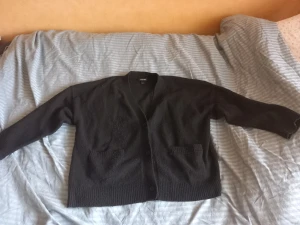 Kofta - Jättefin kofta från Monki! Man ser tydligt att den har varit använd och den är ganska nopprig (som man ser på bild 3)