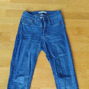 Ljusblåa skinny jeans  - Köpt från Gina Tricot  I nyskick, använd fåtal gånger, inga defekter  Djurfritt Rökfritt hem  Hämtas i Åkarp eller skickas via post  Köparen betalar fraktkostnad samt varan i förväg