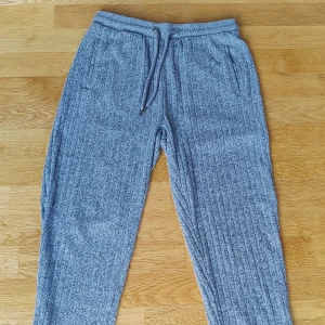 Gråa mjukisbyxor  - Köpt från Hollys  I nyskick, använd fåtal gånger, inga defekter  Djurfritt Rökfritt hem  Hämtas i Åkarp eller skickas via post  Köparen betalar fraktkostnad samt varan i förväg