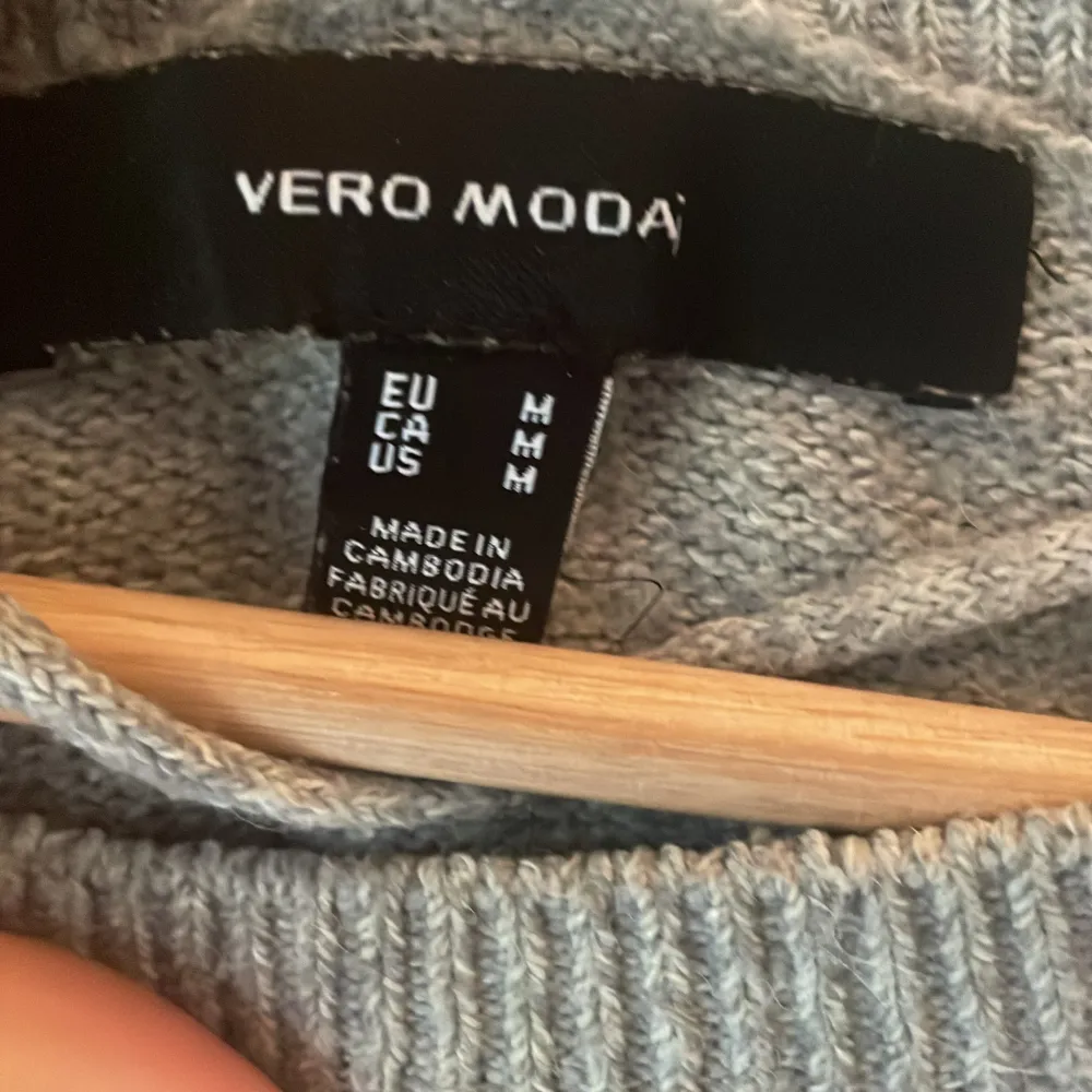 Superfin stickad tröja från veramoda, köpt innan sommaren den är lite nopprig kom privat för fler blirder❤️. Stickat.