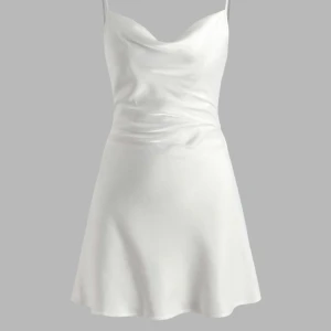 Klänning - Supersöt sidenklänning med knytning bak  Storlek xs passar även s Nypris 200kr Endast provad aldrig använd Frakt ingår ej Fler bilder finns vid intresse