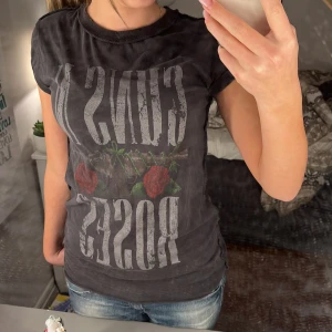 T-shirt - Min mammas gamla tröja. Skit snygg men kommer ej till användning. Vet ej köpta priset så säljer billigt!