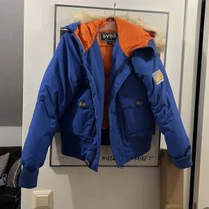 Svea jacka - Jätte unik vinterjacka från Svea i nyskick! Jackan är i dun & köp för några år sedan. Alltså vintage men oanvänd. Nypris: 2999kr