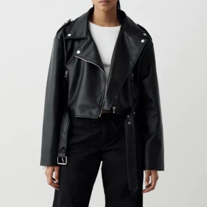 Skinnjacka  - Säljer min skinnjacka i storlek xs från Gina tricot. Den är kort vid längden. Skit snygg men inte direkt min stil. Nypris: 700. Pris kan diskuteras 