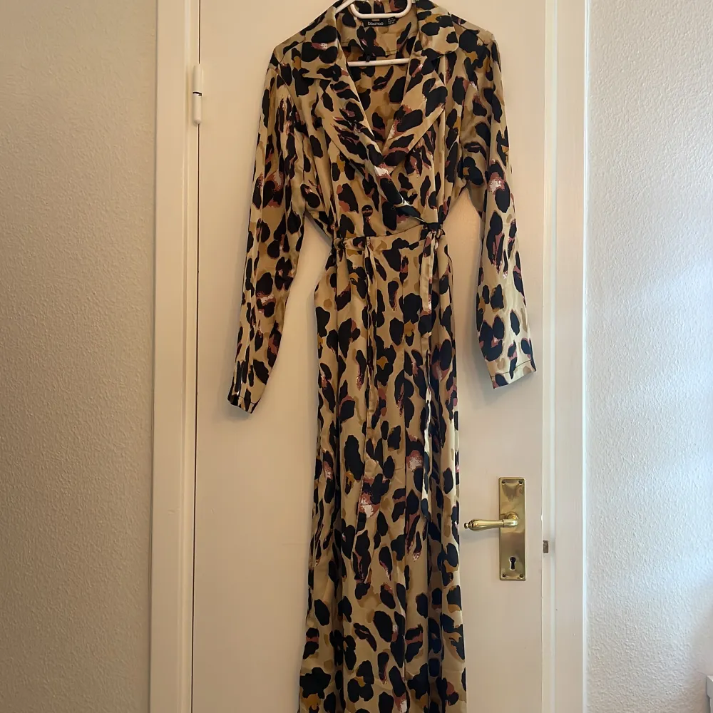 Jätte fin leopard jumpsuit med bälte som framhäver midjan, är i storlek 42/L, i jätte bra skick . Klänningar.