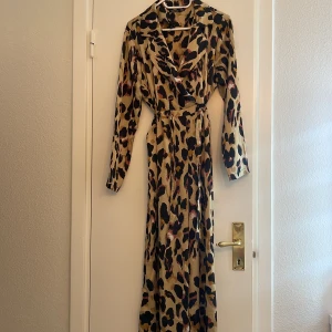 Jumpsuit  - Jätte fin leopard jumpsuit med bälte som framhäver midjan, är i storlek 42/L, i jätte bra skick 