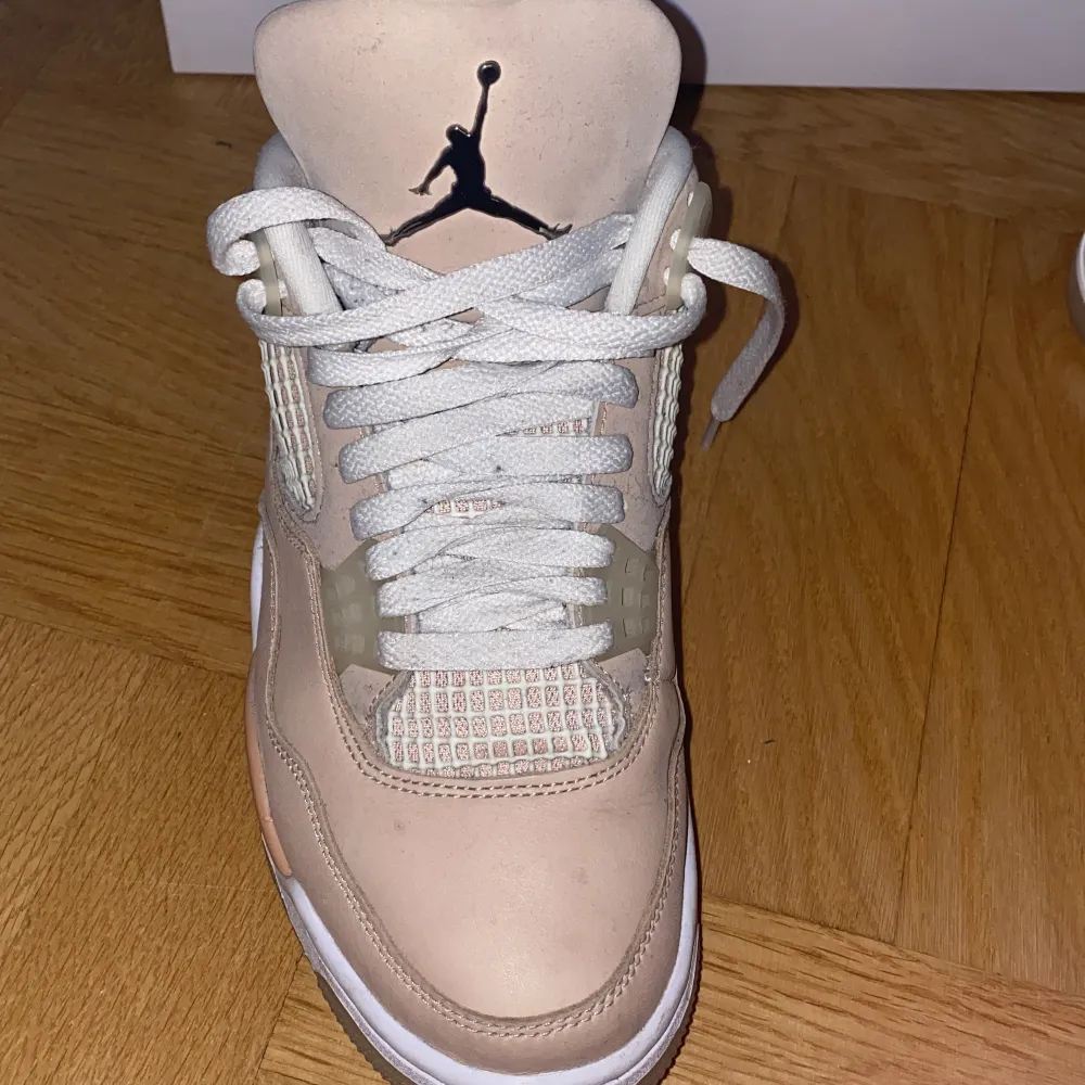 Väldigt fina Jordan (äkta såklart). Köpta på Instagram av 2amclub. Knappt använda. 9.5/10. Tar även emot byten så tveka inte på att höra av dig. . Kengät.