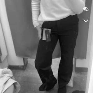 Svarta kostymbyxor Mid waist -  jättefina kostymbyxor, köpta på Vera Moda, inköpspris 399kr, Mid waist  