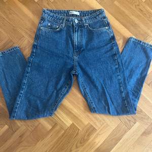 Blåa jeans från Gina Tricot i strl 34 i fint skick