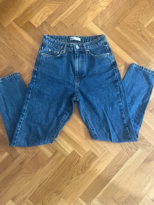 Gina Tricot Jeans - Blåa jeans från Gina Tricot i strl 34 i fint skick