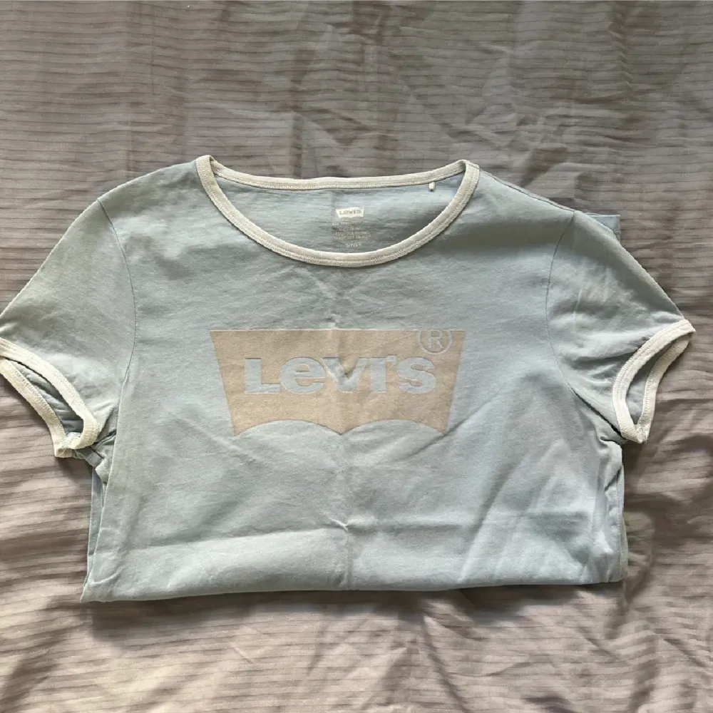 Äkta Levi’s t-shirt i storlek s. 💕🫶🏻 Använd gärna ”köp nu” 🤍. T-shirts.