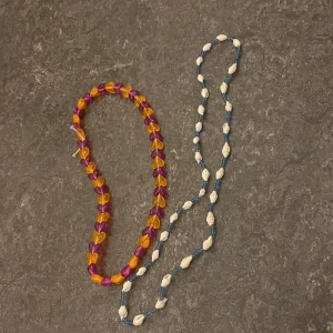 Halsband - Två halsband för 5 kr