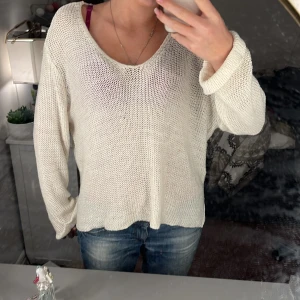 Stickad  - Säljer en skit snygg stickad tröja. Då den inte kommer tillanvändning. Den är köpt för 250kr❤️