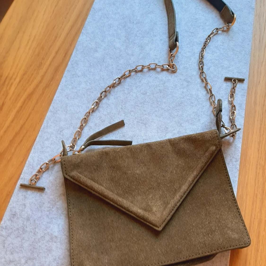 Kuvertväska i äkta skinn (mocka)