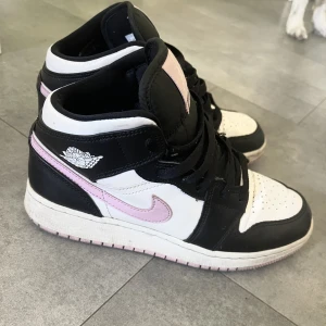 Nike air jordan 1 ”light arctic pink” Mid - Säljer mina Jordans för billigt pris då jag inte använder dom längre. Vid snabb affär (500kr)