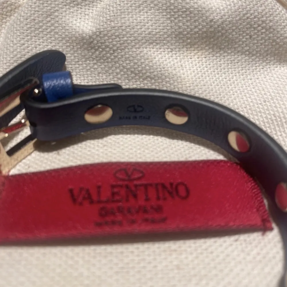 Tjena! Säljer nu detta as snygga armbandet från valentino. Skick 10/10 armbandet är som nytt. Ny pris ligger på 2800kr mitt pris 1.9k. Kontakta mig vid eventuella frågor eller prisförslag!. Accessoarer.