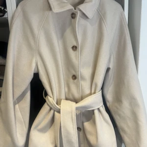 Beige kappa - Den är i storlek L och har använts ett fåtal gånger men är i väldigt bra skick. Säljer den eftersom att den tyvärr är i för stor storlek