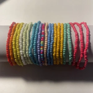 Armband  - 22 pärlarmband för 20kr+13kr frakt 